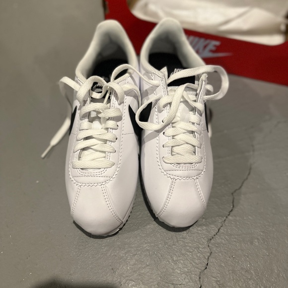 Women’s Nike Classic Cortez Leather Shoe
Size 6.5 Brand New - Picture 2 of 6
